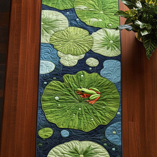 Green Frogs CP2904017CL Quilted Table Runner